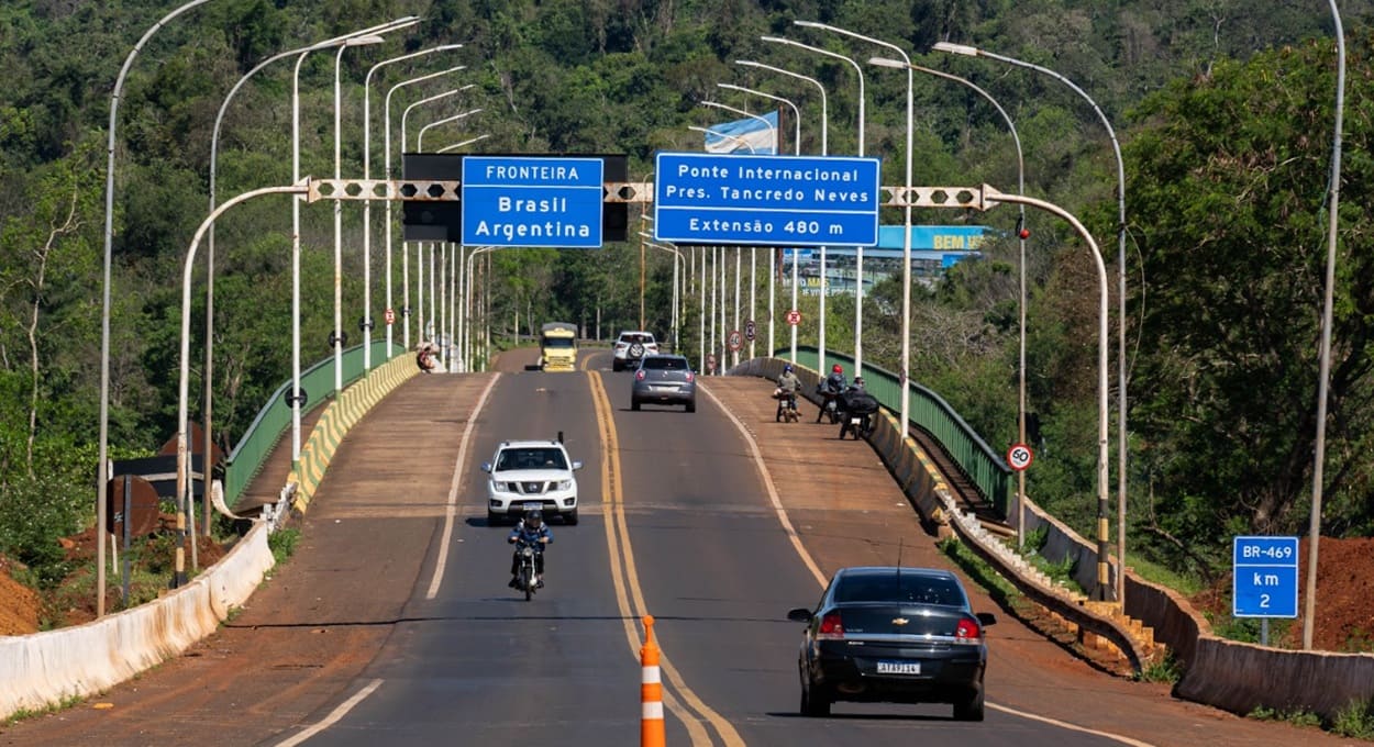 Carla Zambelli cruzou a fronteira de carro e embarcou para Buenos Aires no aeroporto de Puerto Iguazú.