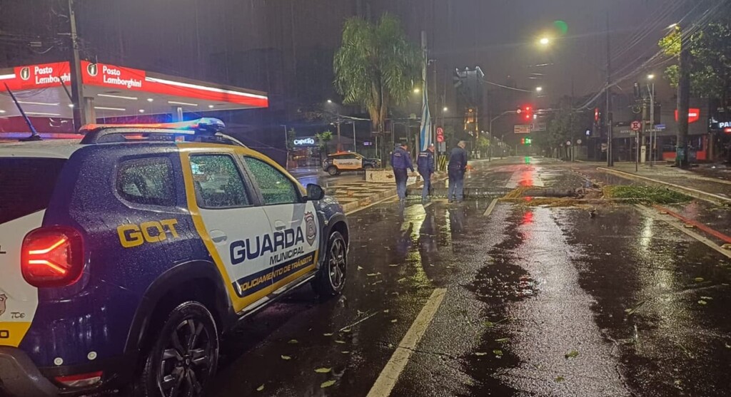 Temporal da madrugada deixa família desalojada em Foz do Iguaçu