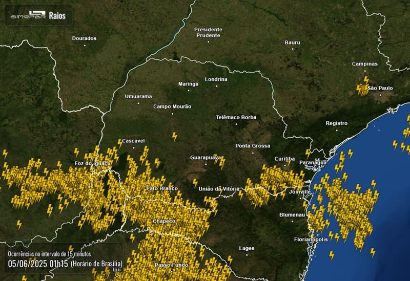 Concentração de raios nas áreas próximas a Foz do Iguaçu pouco antes do início do temporal.