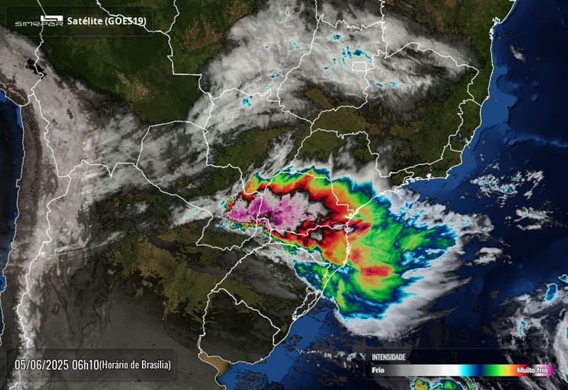 Chuva que atinge Foz do Iguaçu chega à fronteira pelo Paraguai.