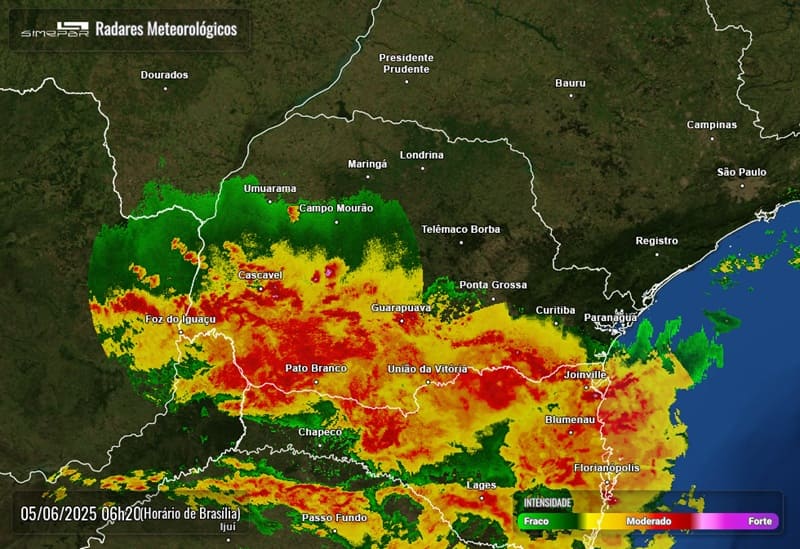 No início da manhã desta quinta, toda a metade Sul do Paraná estava tomada pela chuva.