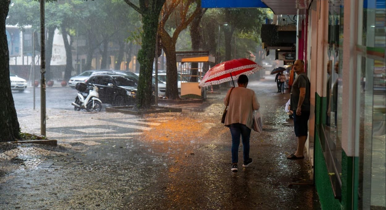 Com o desequilíbrio do clima, chuvas como a de quinta-feira (5) poderão ficar cada vez mais comuns na região de Foz do Iguaçu.