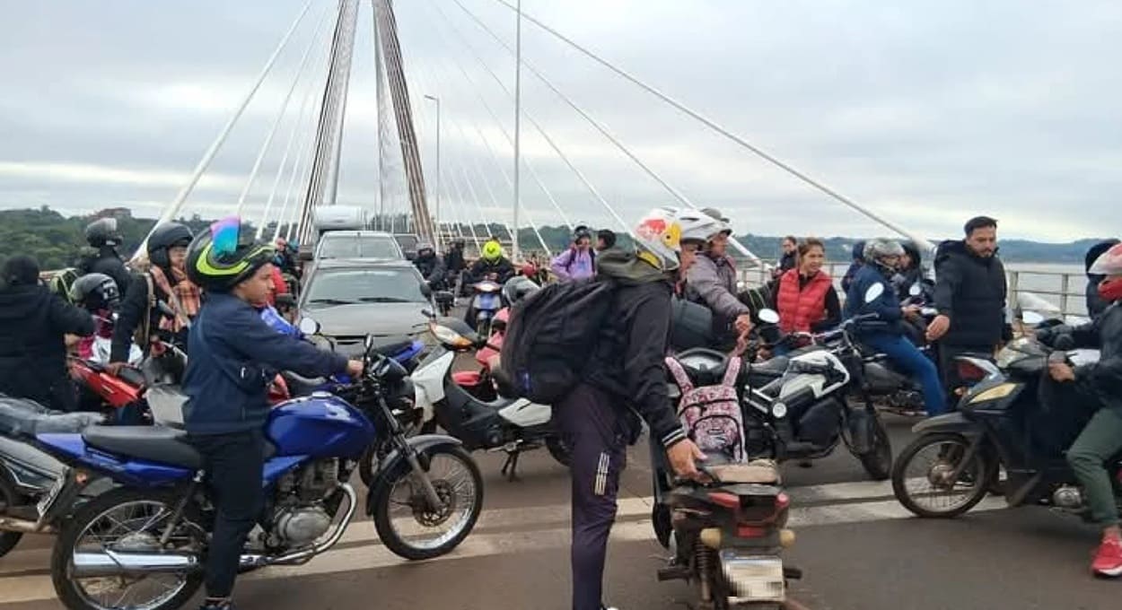 Manifestantes bloquearam a circulação de veículos na fronteira.