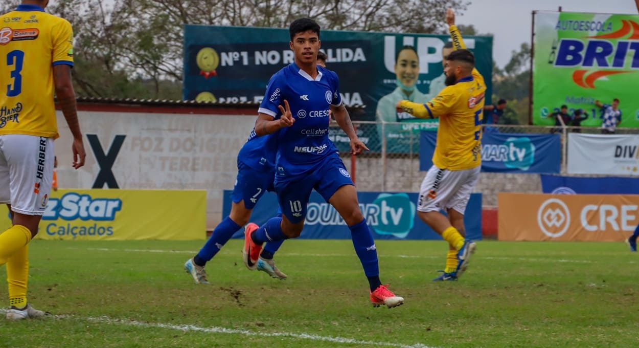 Kauã Gomes comemora o gol de empate do Foz do Iguaçu FC.