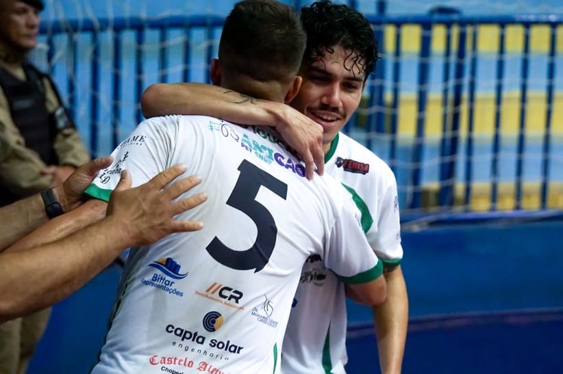 Brayan e MG comemoram o gol que abriu o placar. 