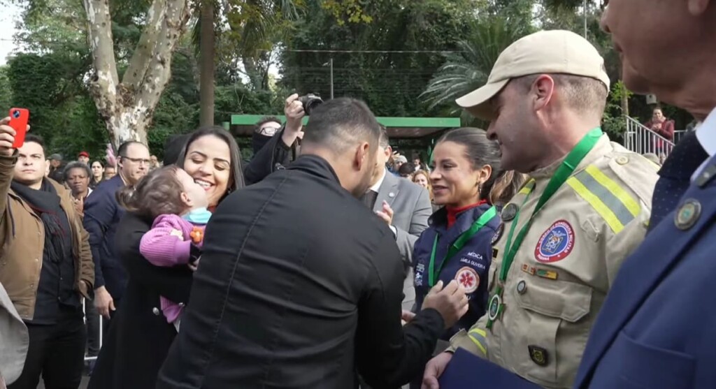 Bombeiro e médica recebem medalha por resgate heroico em Foz do Iguaçu