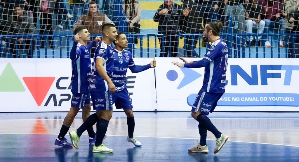 Com ginásio lotado, Foz Cataratas embala na Liga Nacional de Futsal