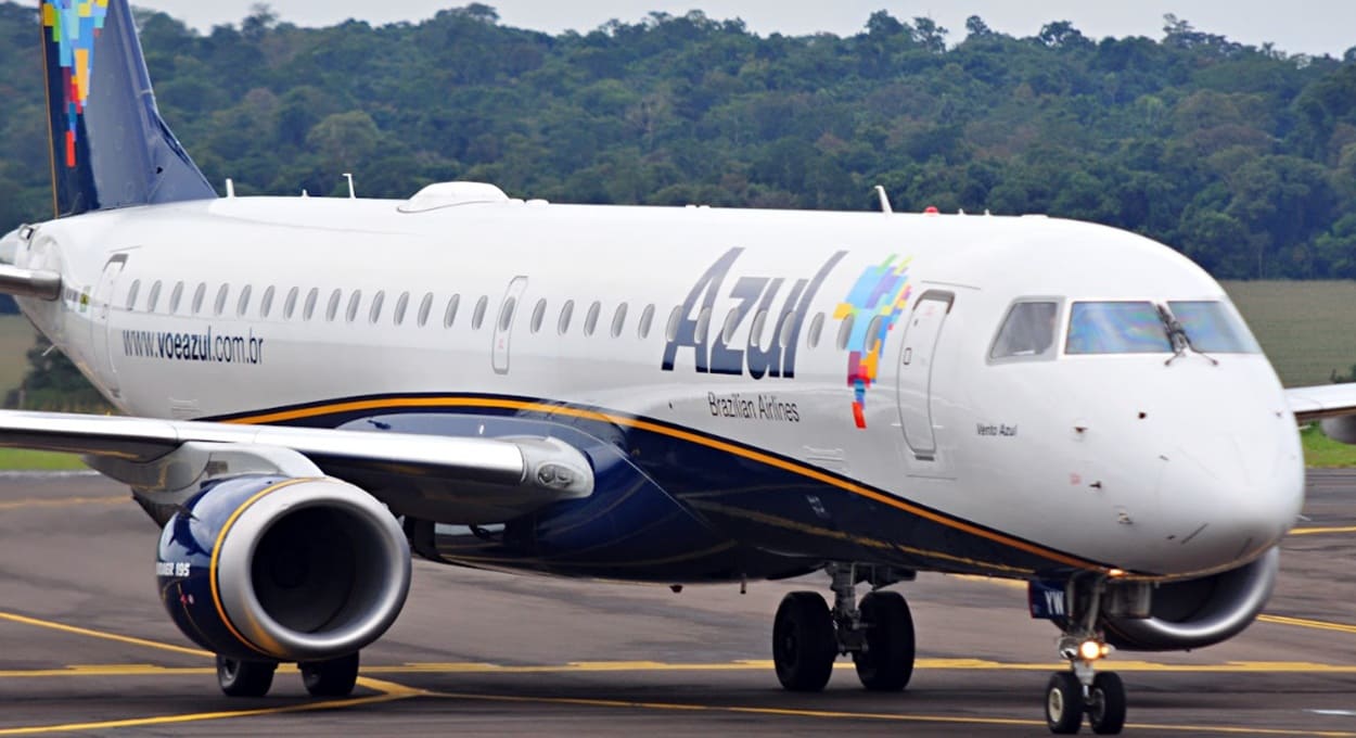 Aeronave da companhia Azul na pista do Aeroporto Internacional de Foz do Iguaçu.