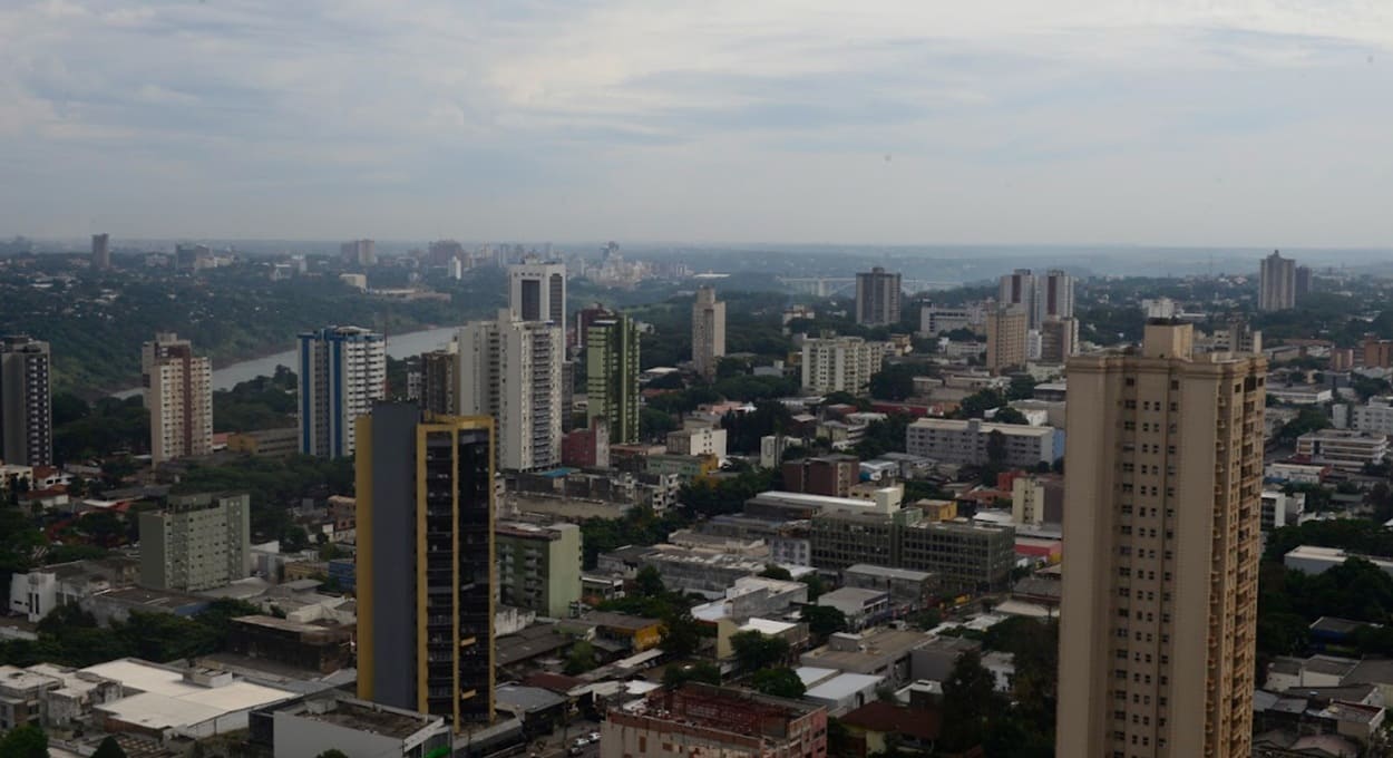 Vista parcial da área central de Foz do Iguaçu, com Ciudad del Este ao fundo.