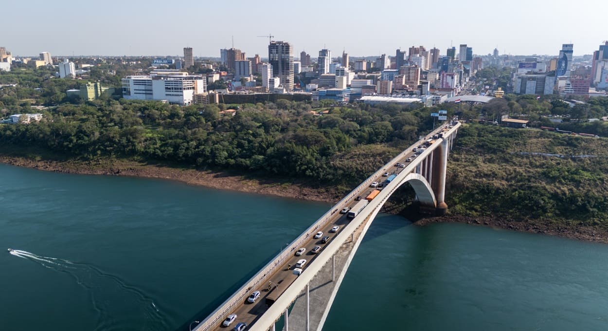 Homem desmaia na Ponte da Amizade após engolir cápsulas de cocaína
