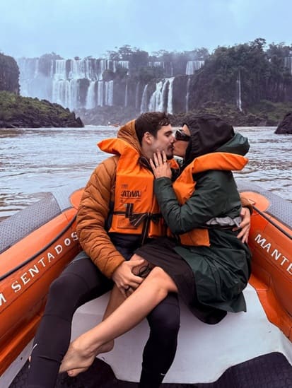 Casal Sabrina Sato e Nicolas Prattes passeou de barco nas Cataratas do Iguaçu.