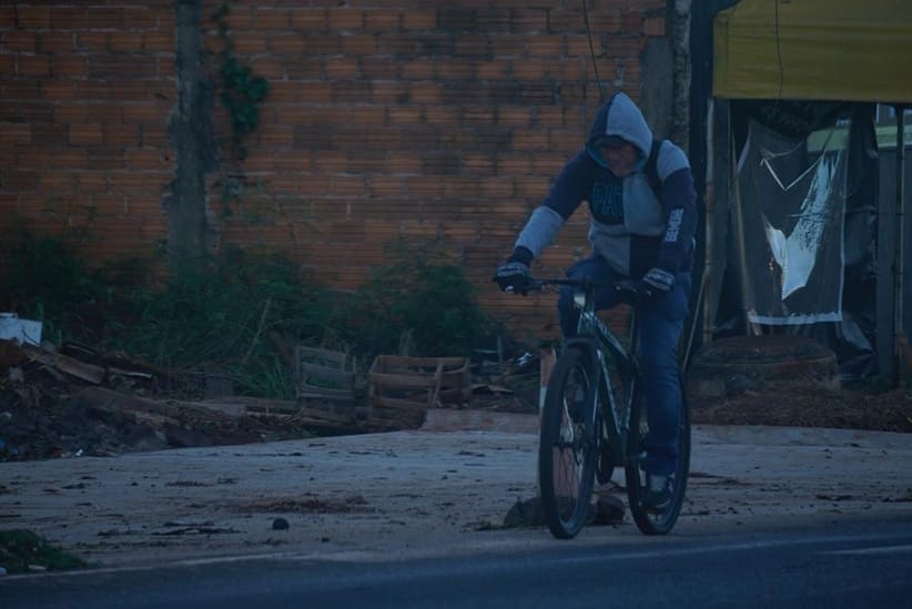 Andar de bicicleta, com o frio congelando os dedos. Tarefa nada fácil em Foz do Iguaçu.