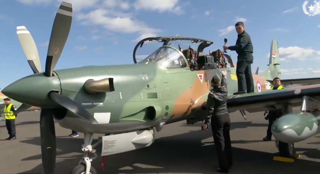 Novos aviões militares do Paraguai sobrevoam Foz do Iguaçu