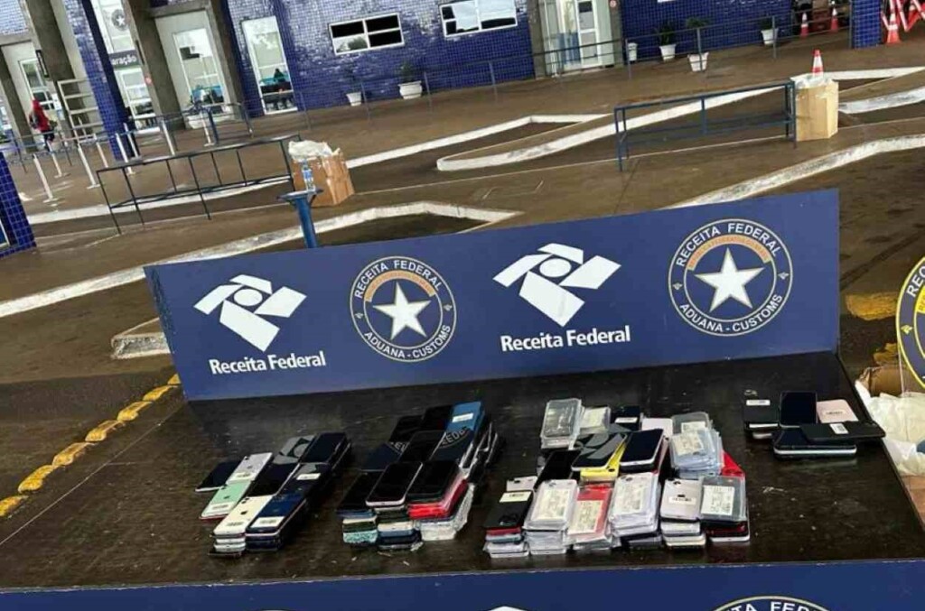 Receita Federal encontra R$ 663 mil em celulares escondidos em fundo falso de carro