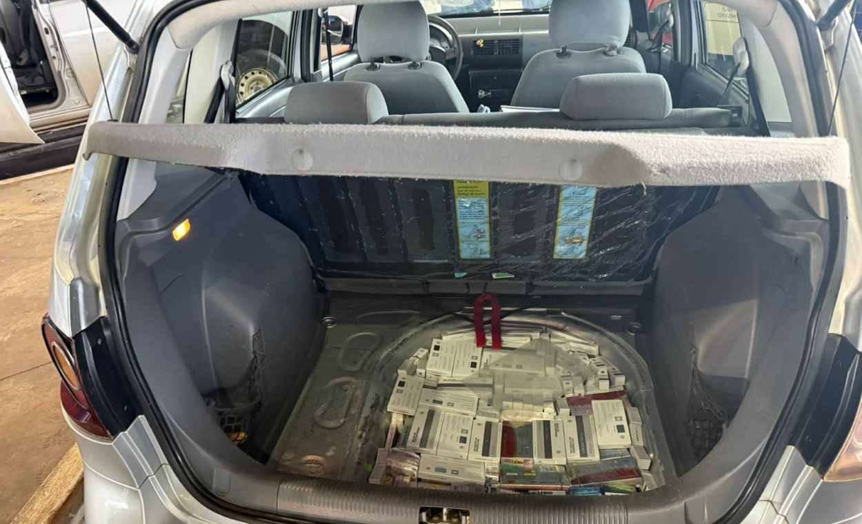 Mulher levava mais de R$ 300 mil em medicamentos e anabolizantes em estepe de carro