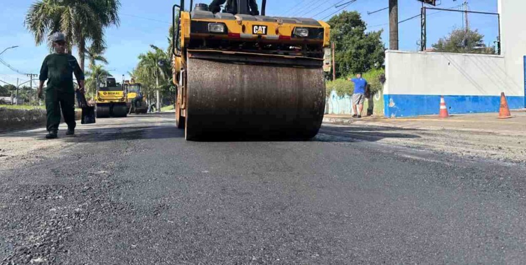 Com asfalto quente, prefeitura diz ter resolvido buracos na Avenida das Cataratas