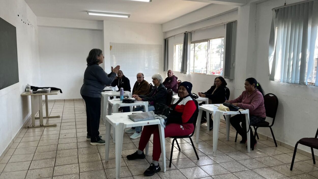 Centro de Convivência oferece aulas de português para idosos estrangeiros