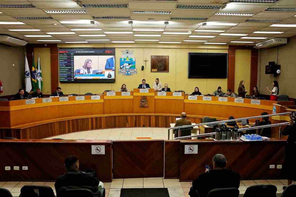 Câmara aprova auxílio-alimentação de R$ 550 para assessores de vereadores