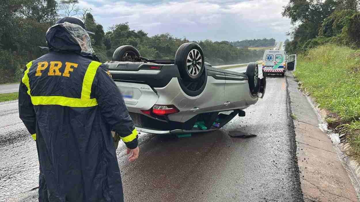 Carro capota e espalha tabletes de maconha pela BR-277 em Foz do Iguaçu