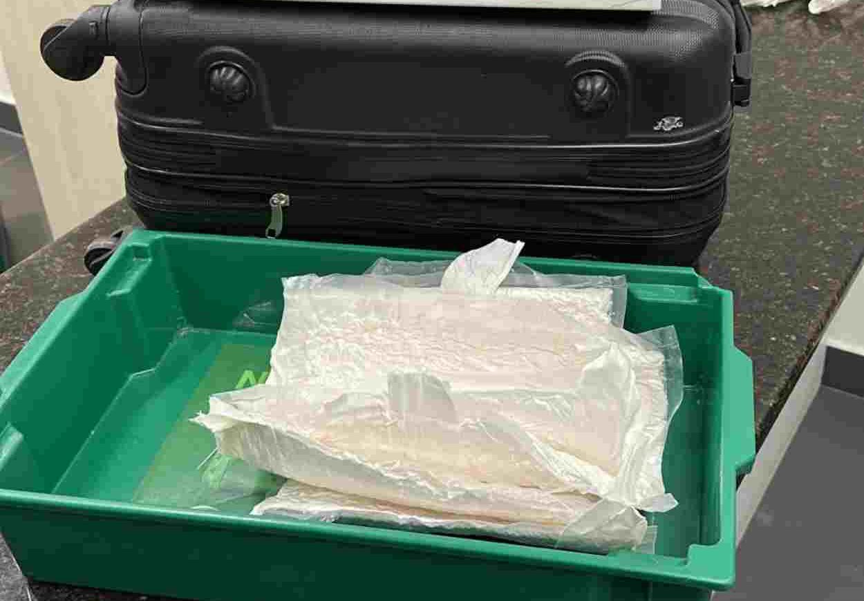 Homem é preso no aeroporto de Foz quando tentava embarcar com cocaína para Bélgica
