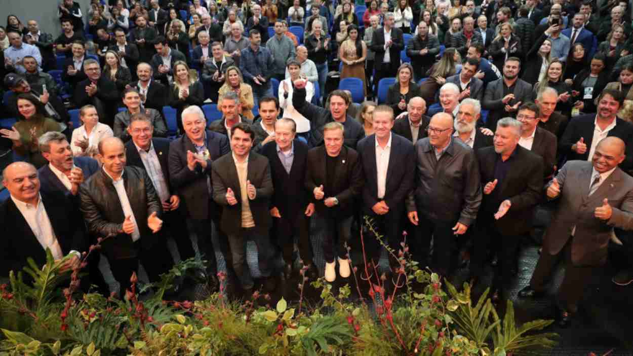 Deputados recebem reivindicações da sociedade civil de Campo Mourão
