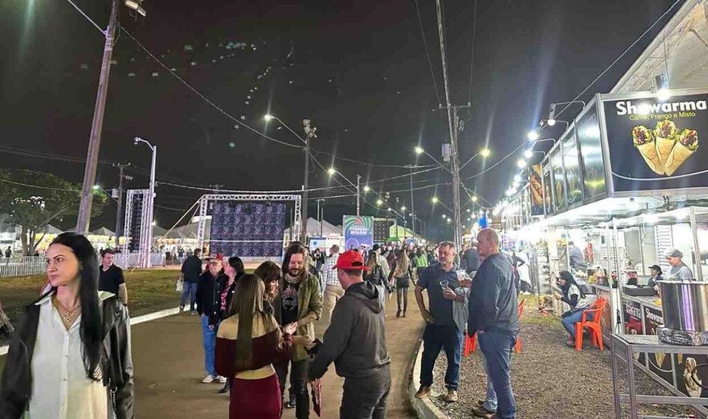 Fartal abre ao meio-dia e encerra com show nacional neste domingo