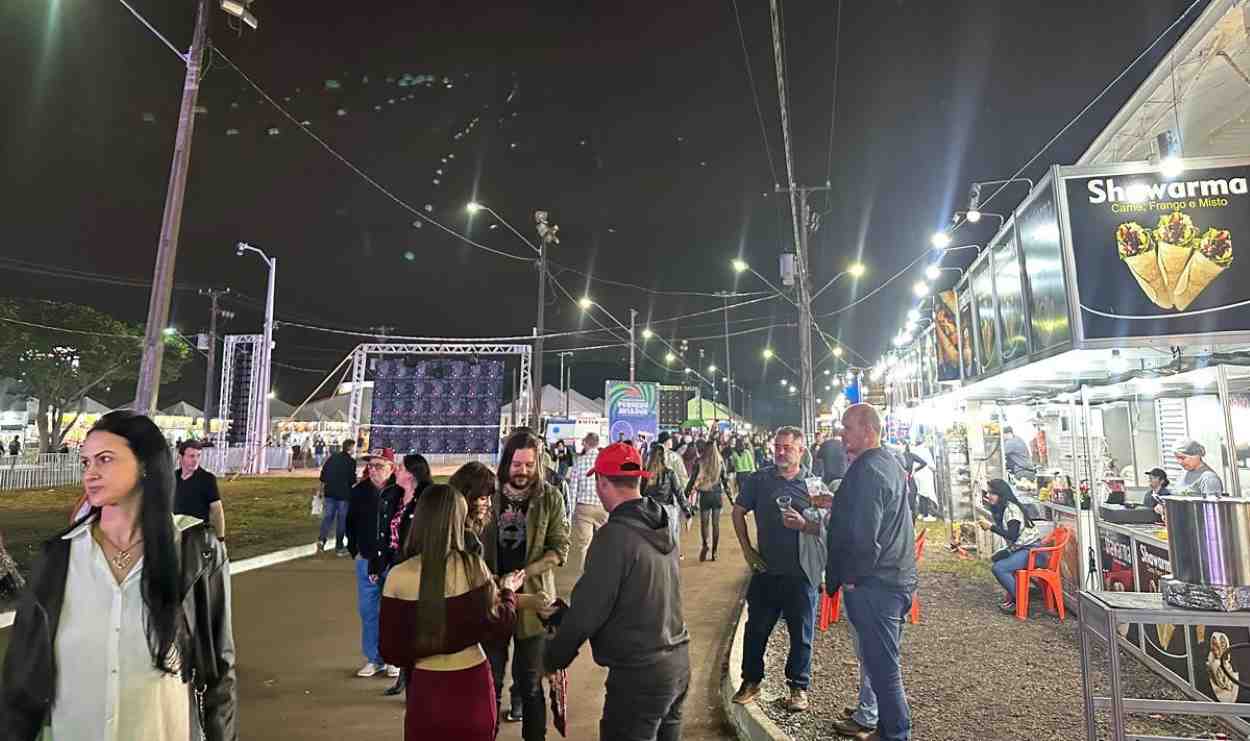 Fartal abre ao meio-dia e encerra com show nacional neste domingo
