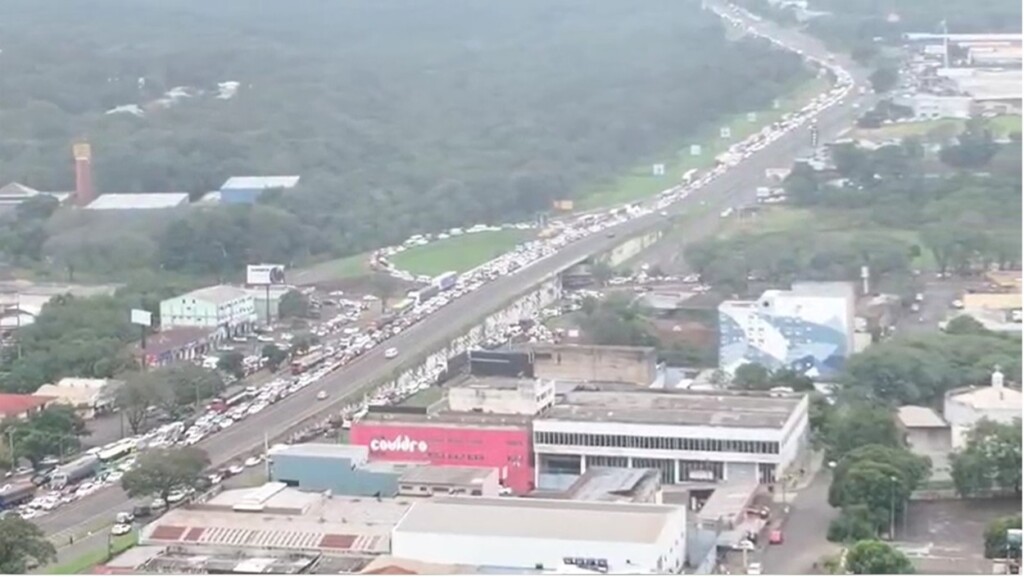 Comércio em alta: fila de veículos rumo ao Paraguai chega a 3 quilômetros nesta sexta