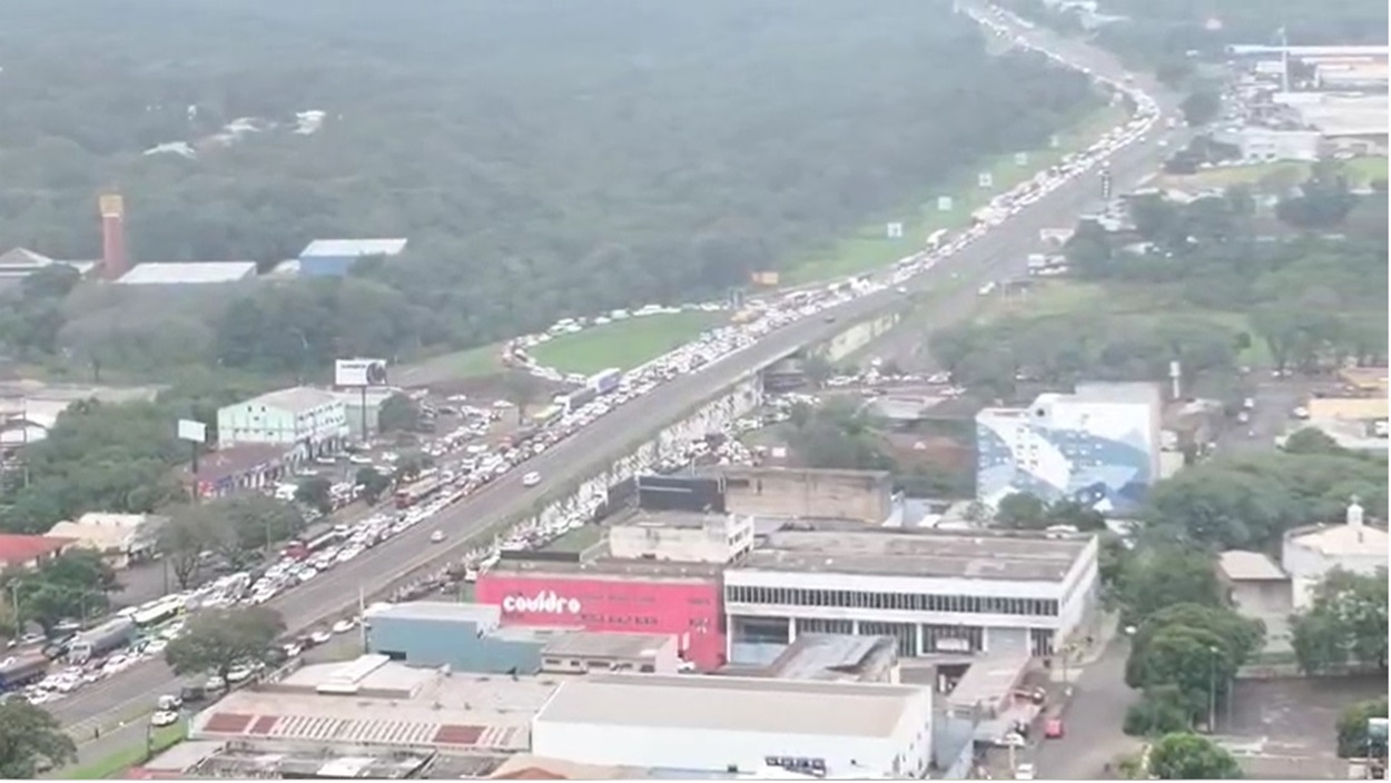 Comércio em alta: fila de veículos rumo ao Paraguai chega a 3 quilômetros nesta sexta
