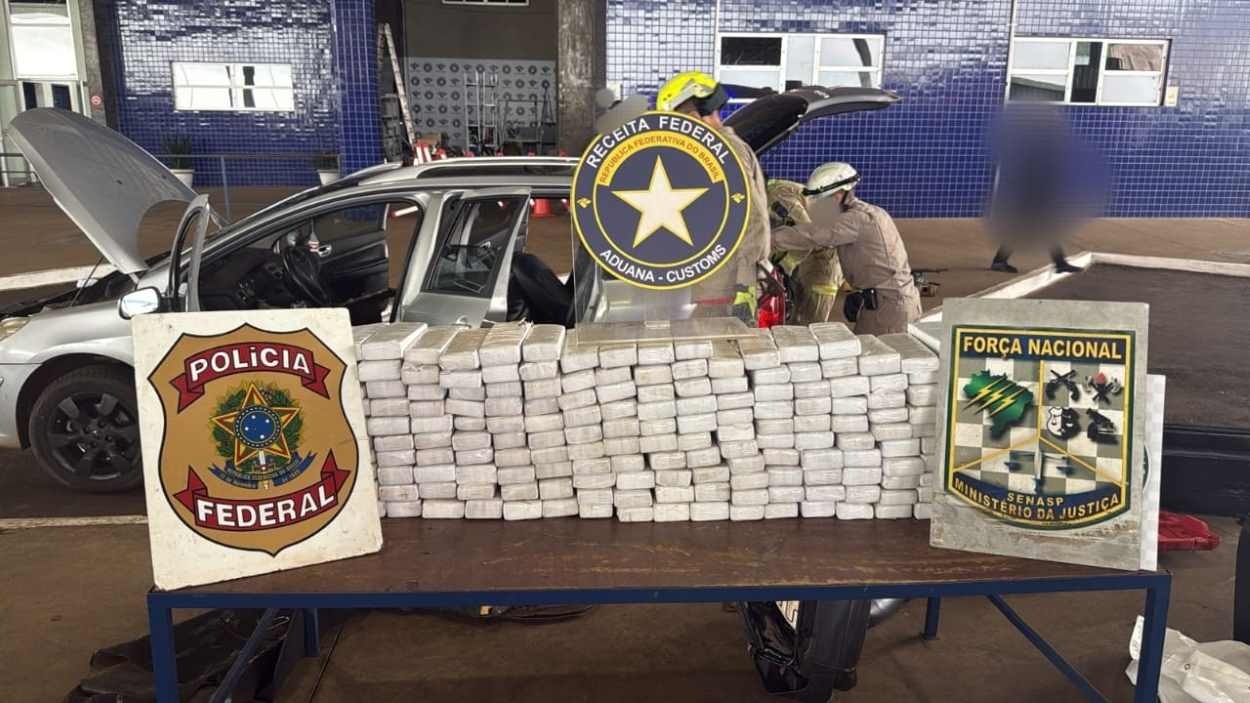 Corpo de Bombeiros é acionado para abrir fundo falso de veículo com maconha