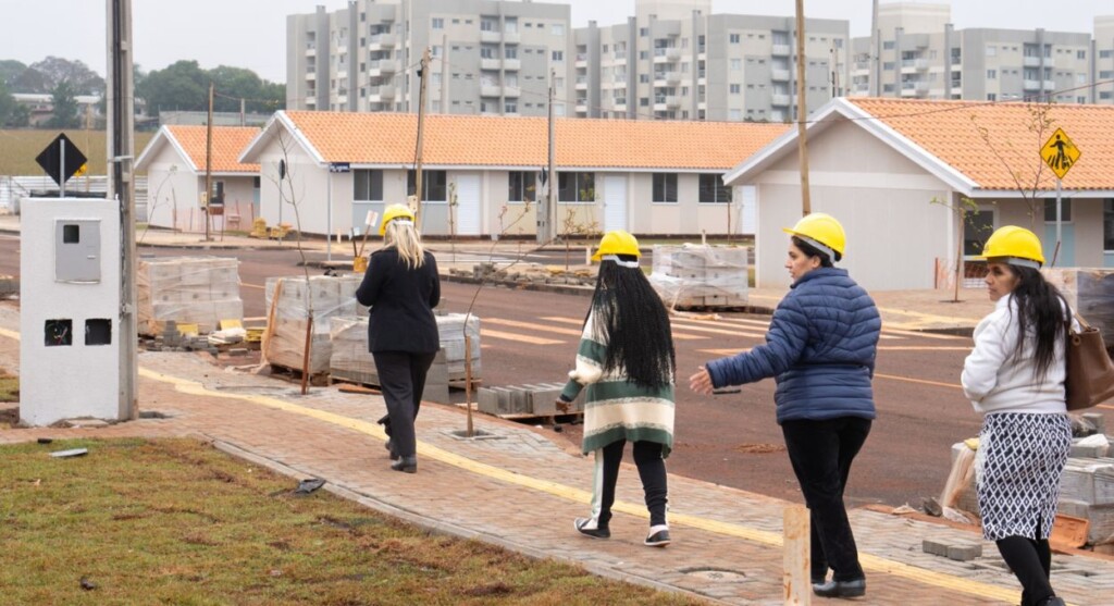 Futuros moradores visitam casas construídas por Itaipu em Foz do Iguaçu