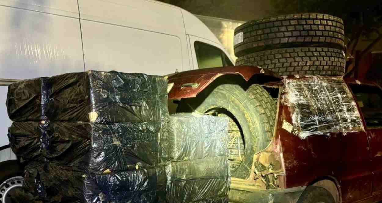 Motorista foge deixando carga de cigarro e pneu em Foz do Iguaçu