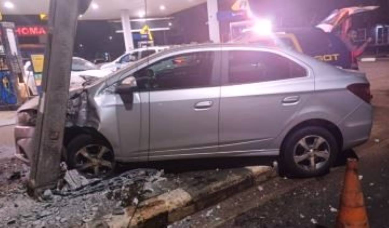 Motoristas bêbados batem em postes nas avenidas Costa e Silva e JK
