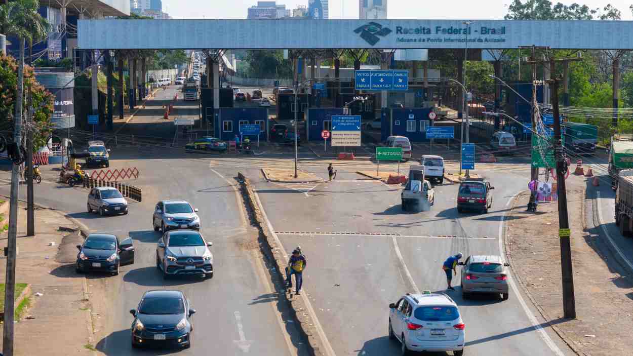 Mulher, com filha adolescente no carro, é presa com droga na Ponte da Amizade