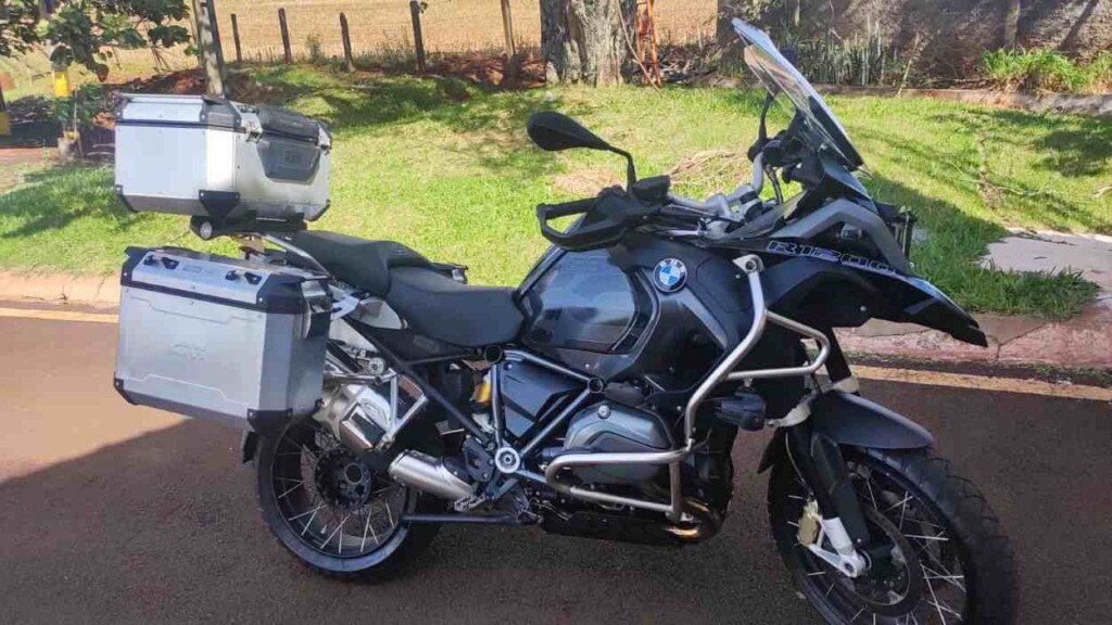 Polícia retém 300 celulares ocultos em moto BMW que saiu de Foz do Iguaçu