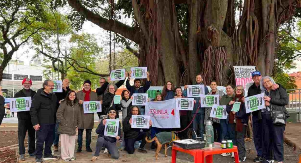 Em Foz, grupo protesta contra projeto que flexibiliza licença ambiental