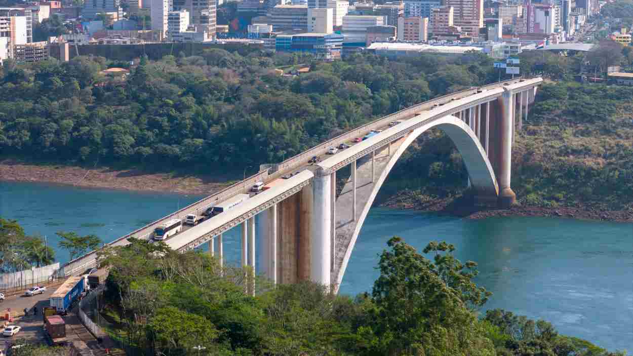 Venezuelanos e paraguaios lideram migração para o Paraná