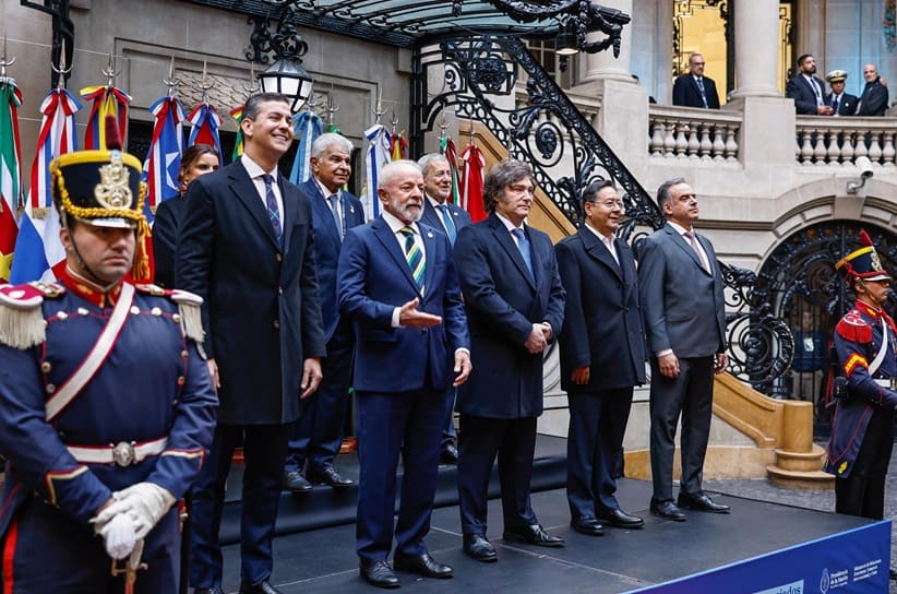 Presidentes reunidos para a foto oficial da Cúpula do Mercosul em Buenos Aires.