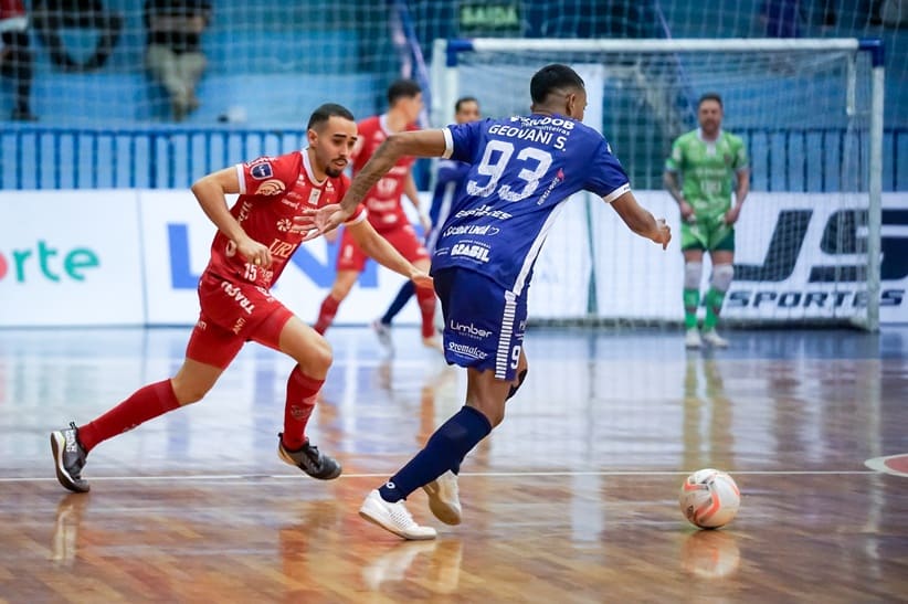 Geovani mostrou pontaria, mas a trave e a noite inspirada do goleiro adversário frustraram o Foz Cataratas.