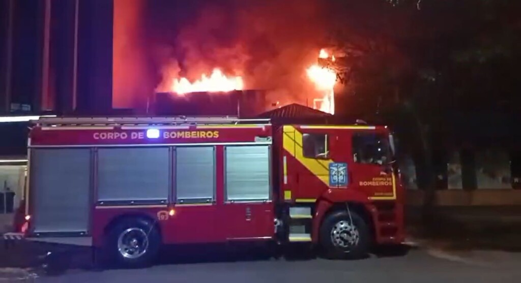 Incêndio atinge confeitaria na Avenida Brasil em Foz do Iguaçu
