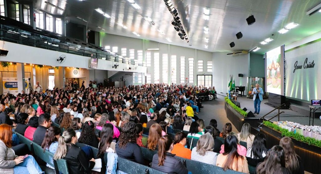 Com apoio de Itaipu, fórum reúne mais de 600 professores da região