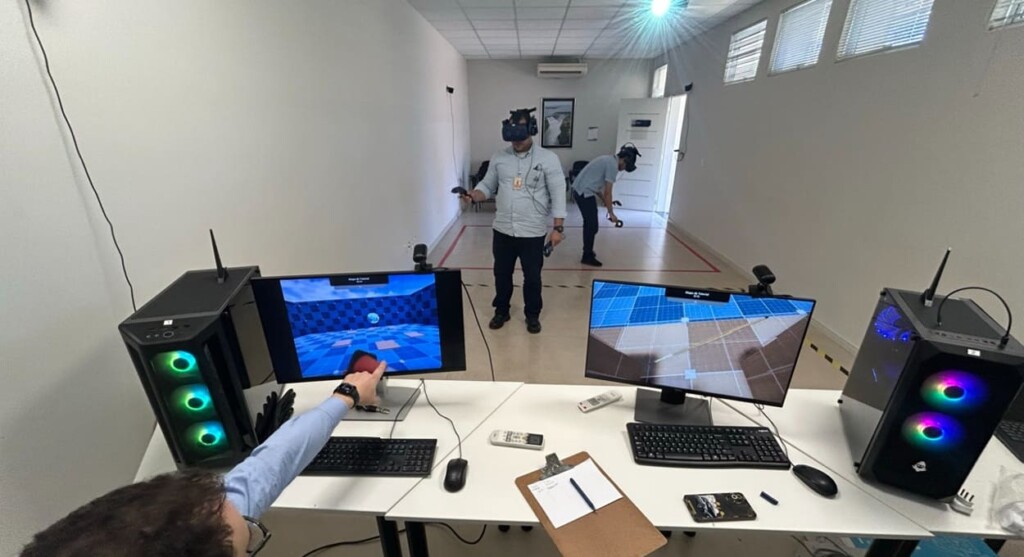 Engenheira de Itaipu recebe registro de simulador de risco elétrico