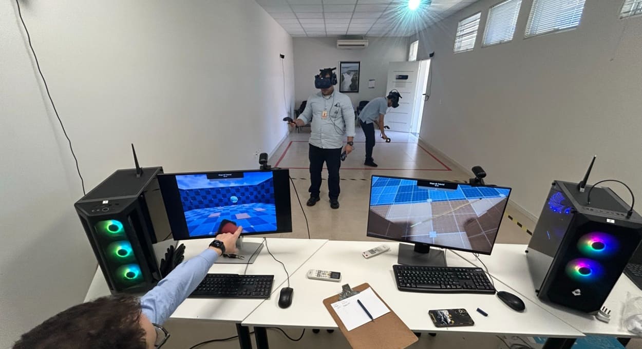 Engenheira de Itaipu recebe registro de simulador de risco elétrico