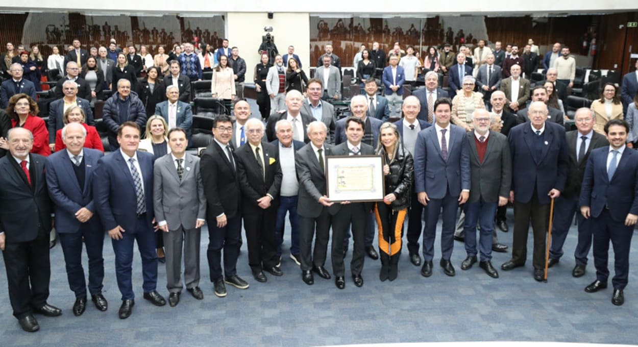 Assembleia homenageia os 135 anos da Associação Comercial do Paraná