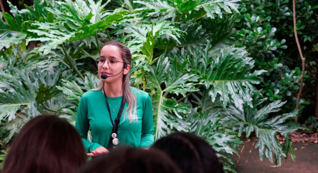 Gabriela Possato, supervisora pedagógica de Educação para Conservação do Parque das Aves.
