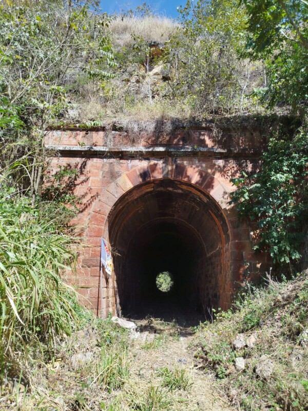 Túnel intacto com mais de 70 metros tem cem anos de história