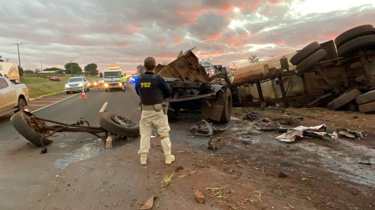 Pneu de caminhão estoura e provoca acidente na BR-277