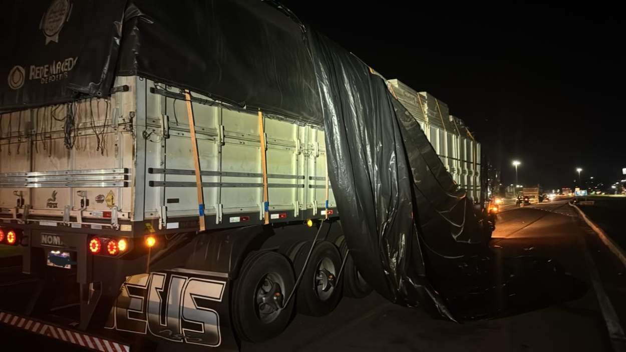 Caminhoneiro é flagrado com 4 toneladas de droga na BR-277