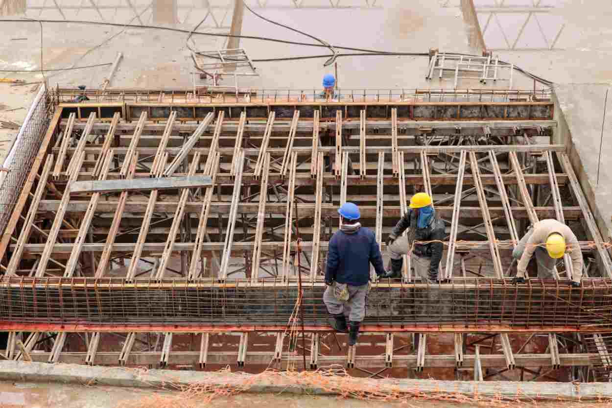 Construtoras abrem 40 vagas para servente de obras em Foz do Iguaçu