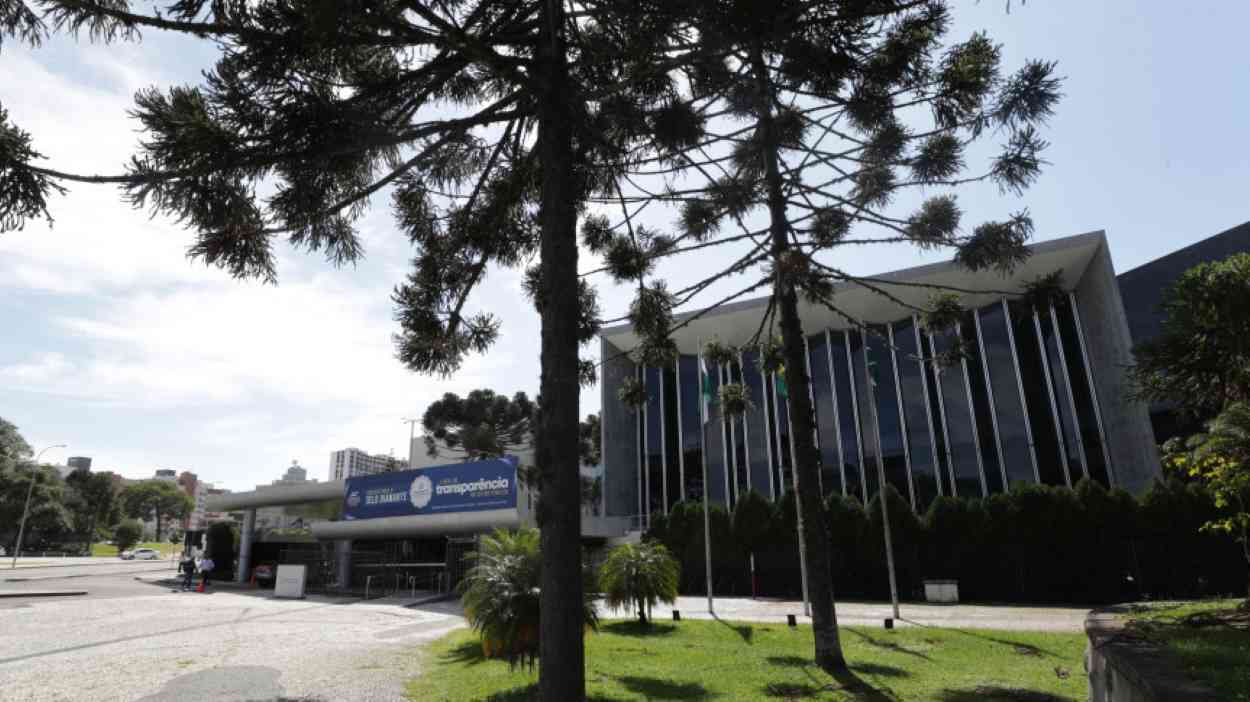 Deputados votam lei orçamentária e fazem nova sessão itinerante